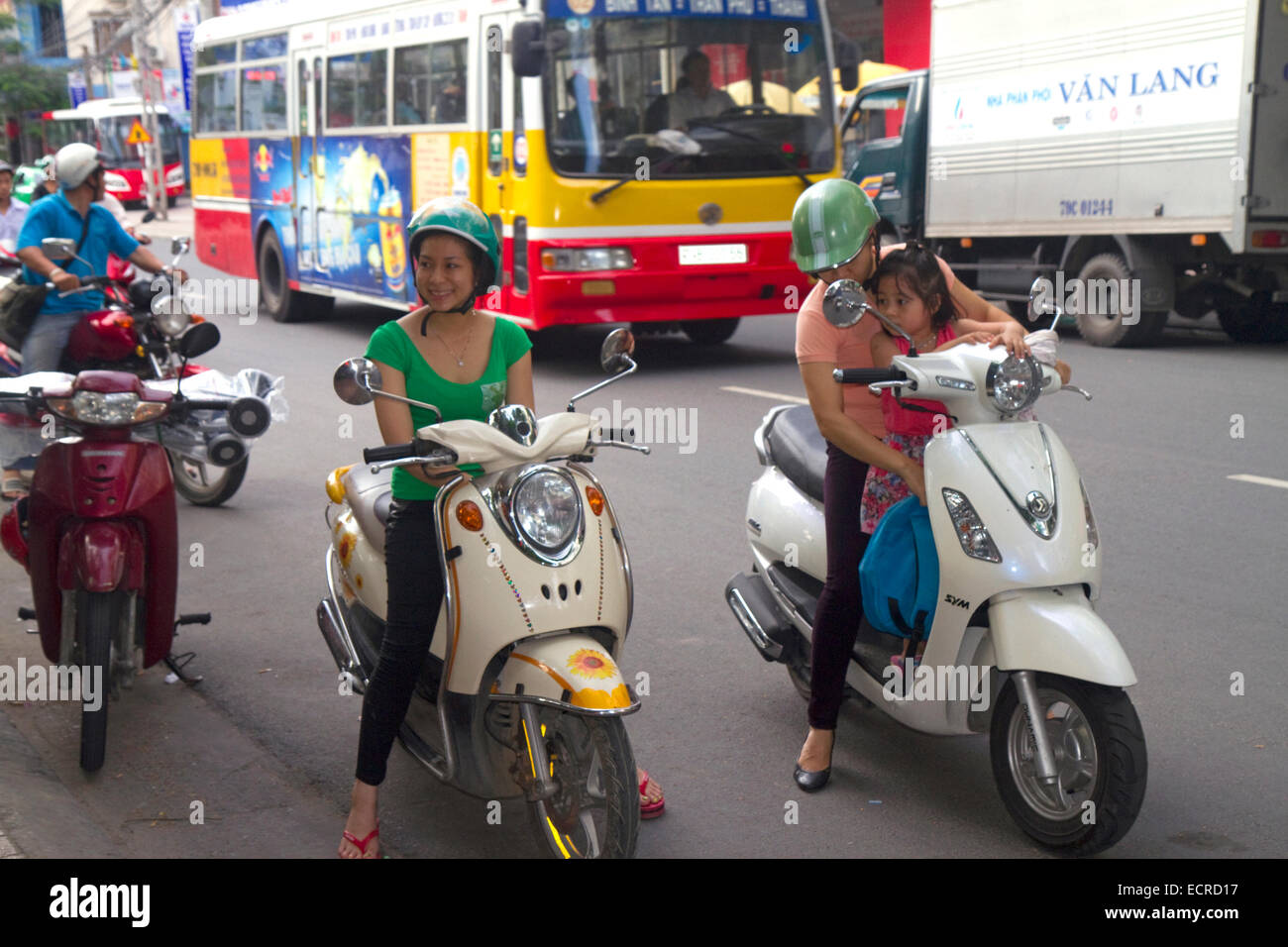 Les Vietnamiens équitation des scooters à Nha Trang, Vietnam, Banque D'Images