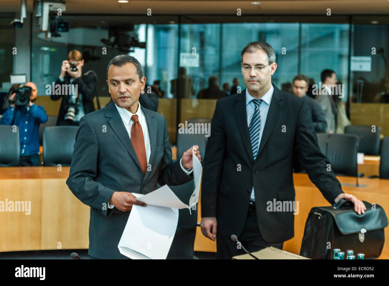 Berlin, Allemagne. Dec 18, 2014. Sebastian Edathy comme témoin lors de la réunion du comité d'investigation 2 du Bundestag allemand réalisée au bâtiment Marie-Elisabeth Lüders au Bundestag. / Photo : Sebastian Edathy arrive à la 2 Commission d'enquête au Bundestag avec un grand intérêt du crédit midia : Reynaldo Chaib Paganelli/Alamy Live News Banque D'Images