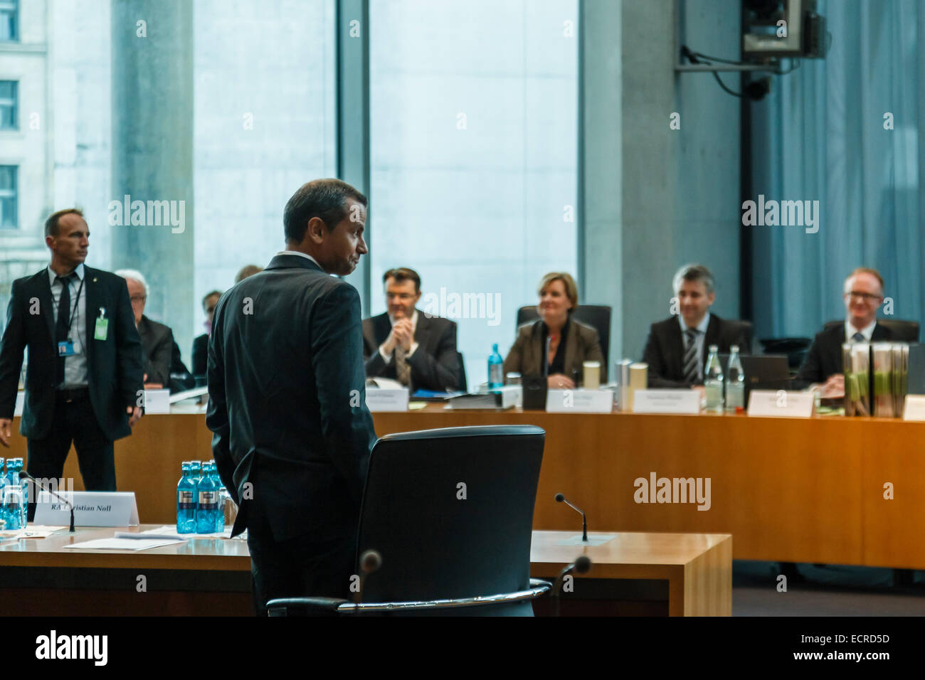 Berlin, Allemagne. Dec 18, 2014. Sebastian Edathy comme témoin lors de la réunion du comité d'investigation 2 du Bundestag allemand réalisée au bâtiment Marie-Elisabeth Lüders au Bundestag. / Photo : Sebastian Edathy arrive à la 2 Commission d'enquête au Bundestag avec un grand intérêt du crédit midia : Reynaldo Chaib Paganelli/Alamy Live News Banque D'Images