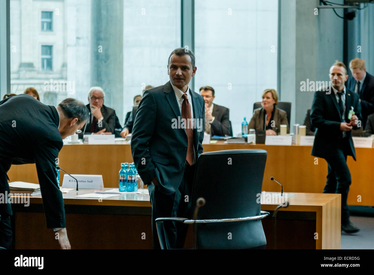 Berlin, Allemagne. Dec 18, 2014. Sebastian Edathy comme témoin lors de la réunion du comité d'investigation 2 du Bundestag allemand réalisée au bâtiment Marie-Elisabeth Lüders au Bundestag. / Photo : Sebastian Edathy arrive à la 2 Commission d'enquête au Bundestag avec un grand intérêt du crédit midia : Reynaldo Chaib Paganelli/Alamy Live News Banque D'Images