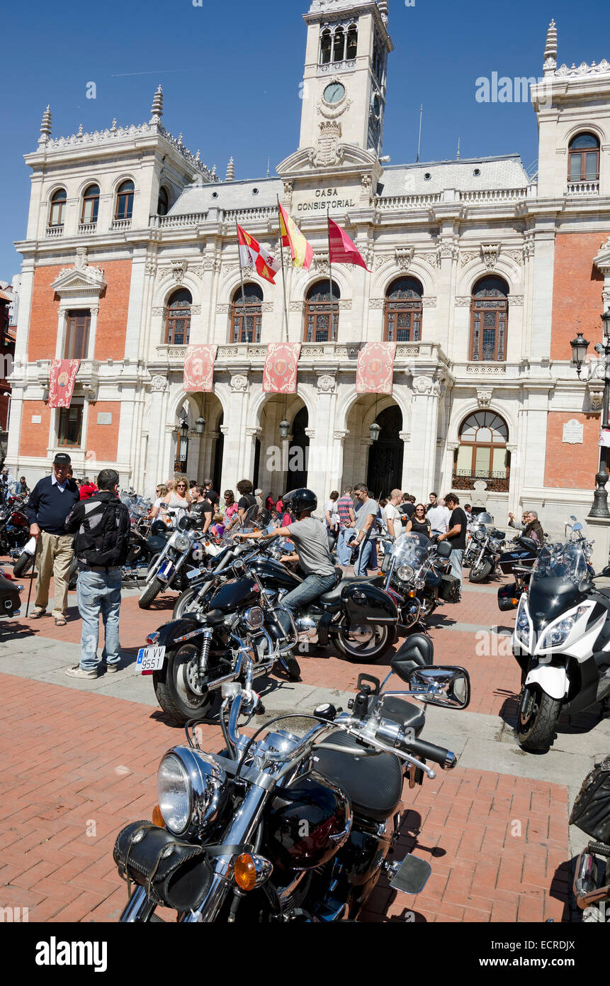 Concentration de motos en face de l'Hôtel de Ville à la célébration de la foire et fête de la Vierge du Saint-Laurent Banque D'Images