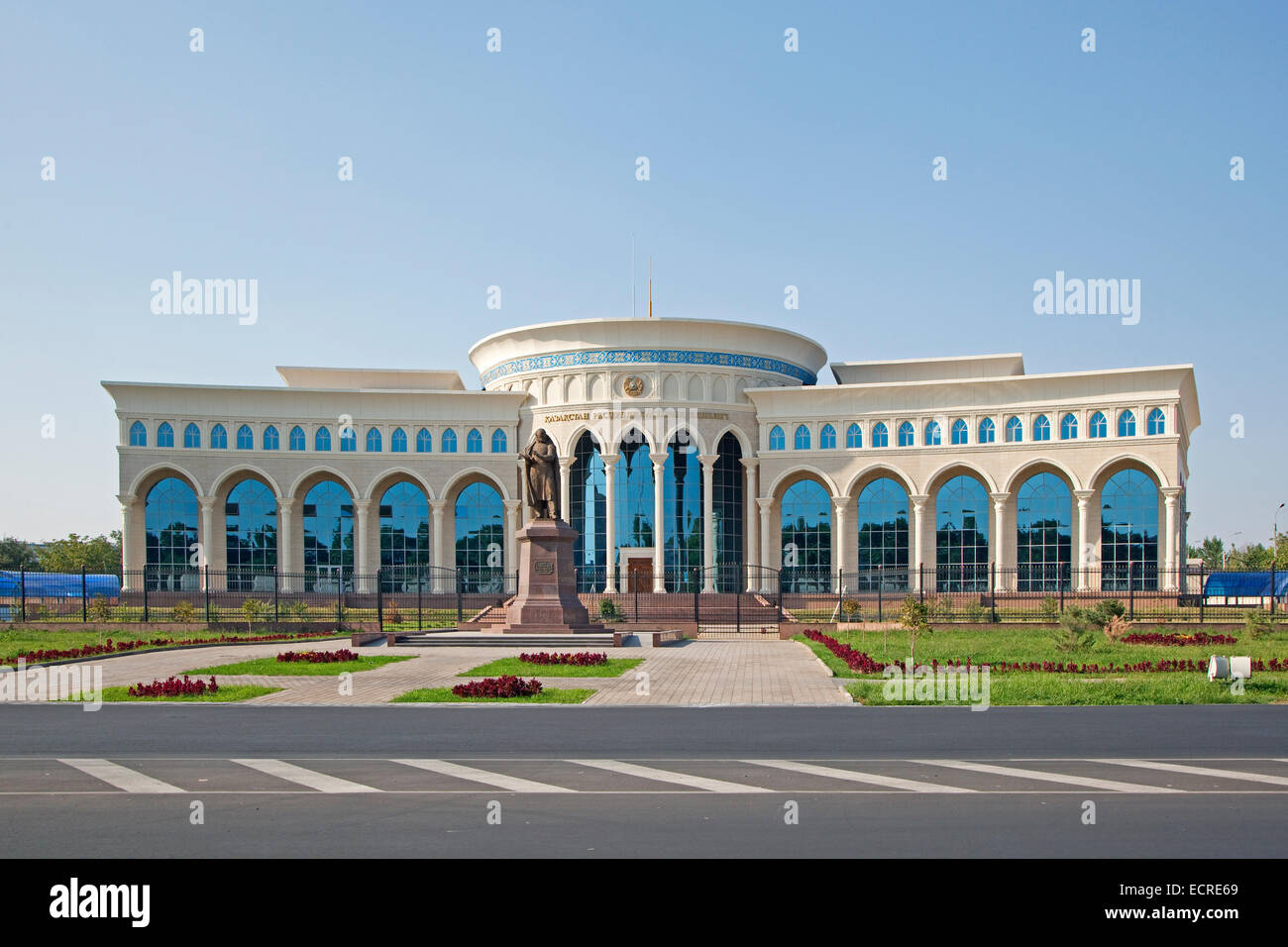Le bâtiment de l'Ambassade du Kazakhstan et monument de la poète national Abay à Tachkent, Ouzbékistan Banque D'Images