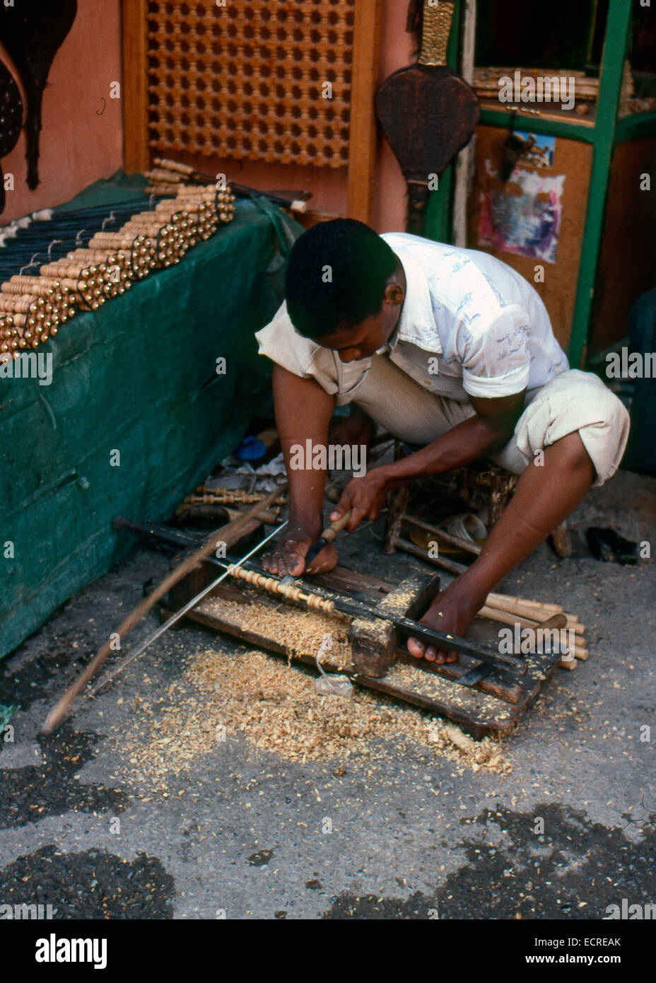 MARRAKECH, MAROC - AOÛT, 1979 : Un artisan fait poignées pour les brochettes d'agneau. Gère un tour avec les mains et les pieds, 19 Août Banque D'Images