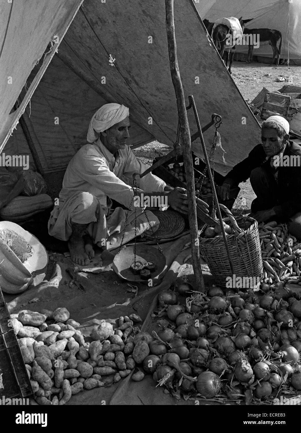 Moyen Atlas, Maroc - Juillet 1979 : vendeur d'oignons et pommes de terre dans un marché berbère, juillet 1979, Moyen Atlas Mountain, Morocc Banque D'Images
