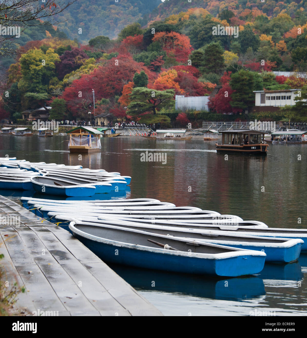 Barques à Arashiyama, Kyoto, Japon. Banque D'Images