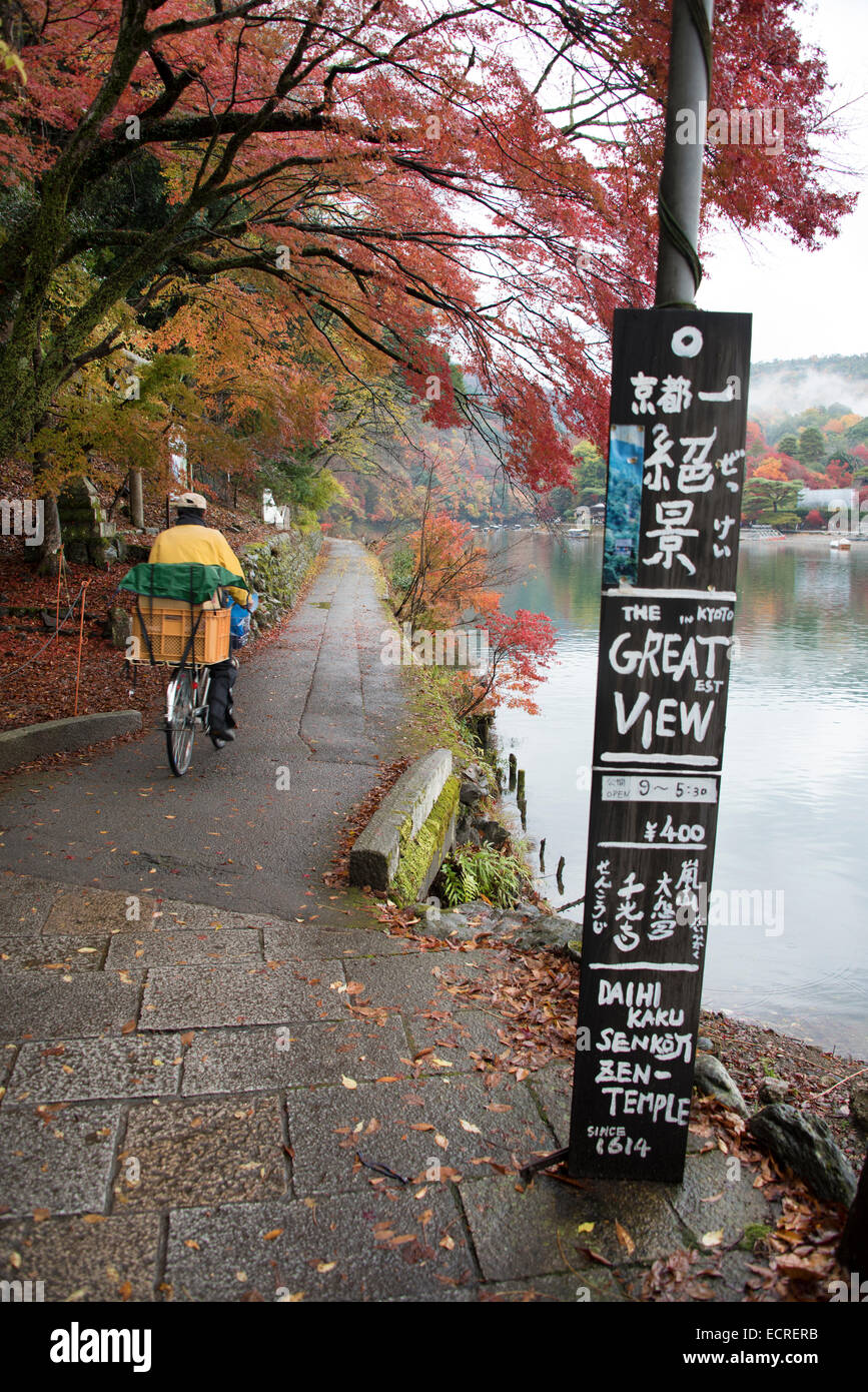 Chemin Riverside à Arashiyama, Kyoto, Japon. Banque D'Images