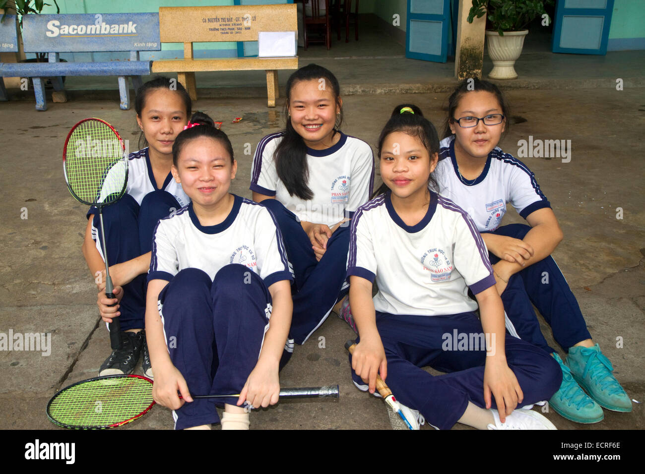 Les élèves de l'école élémentaire vietnamiens le port de l'uniforme à Nha Trang, Vietnam. Banque D'Images
