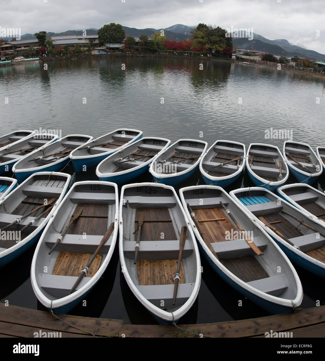 Barques à Arashiyama, Kyoto, Japon. Banque D'Images