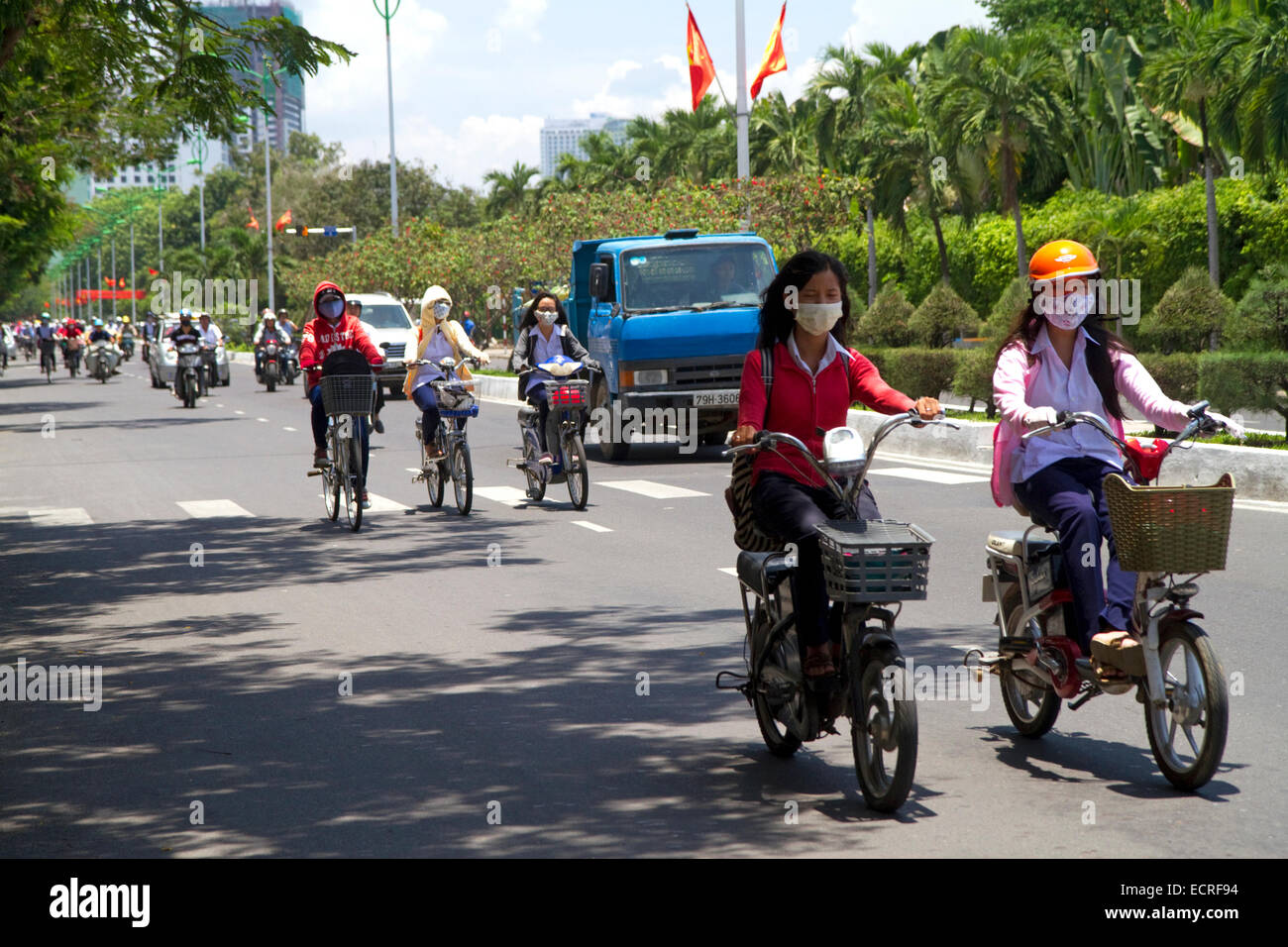 Trafic scooter dans une rue de Nha Trang, Vietnam. Banque D'Images