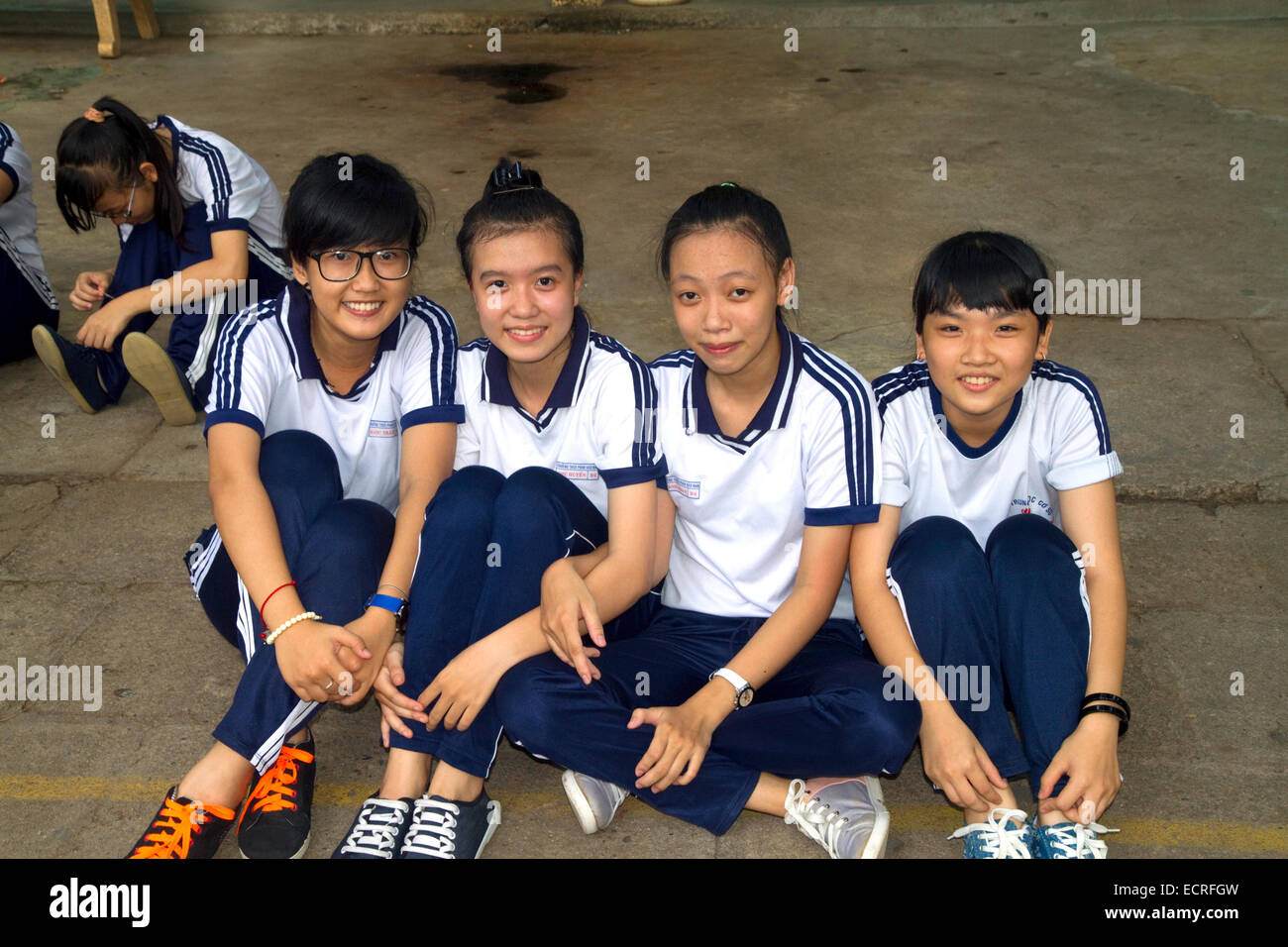 Les élèves de l'école élémentaire vietnamiens le port de l'uniforme à Nha Trang, Vietnam. Banque D'Images