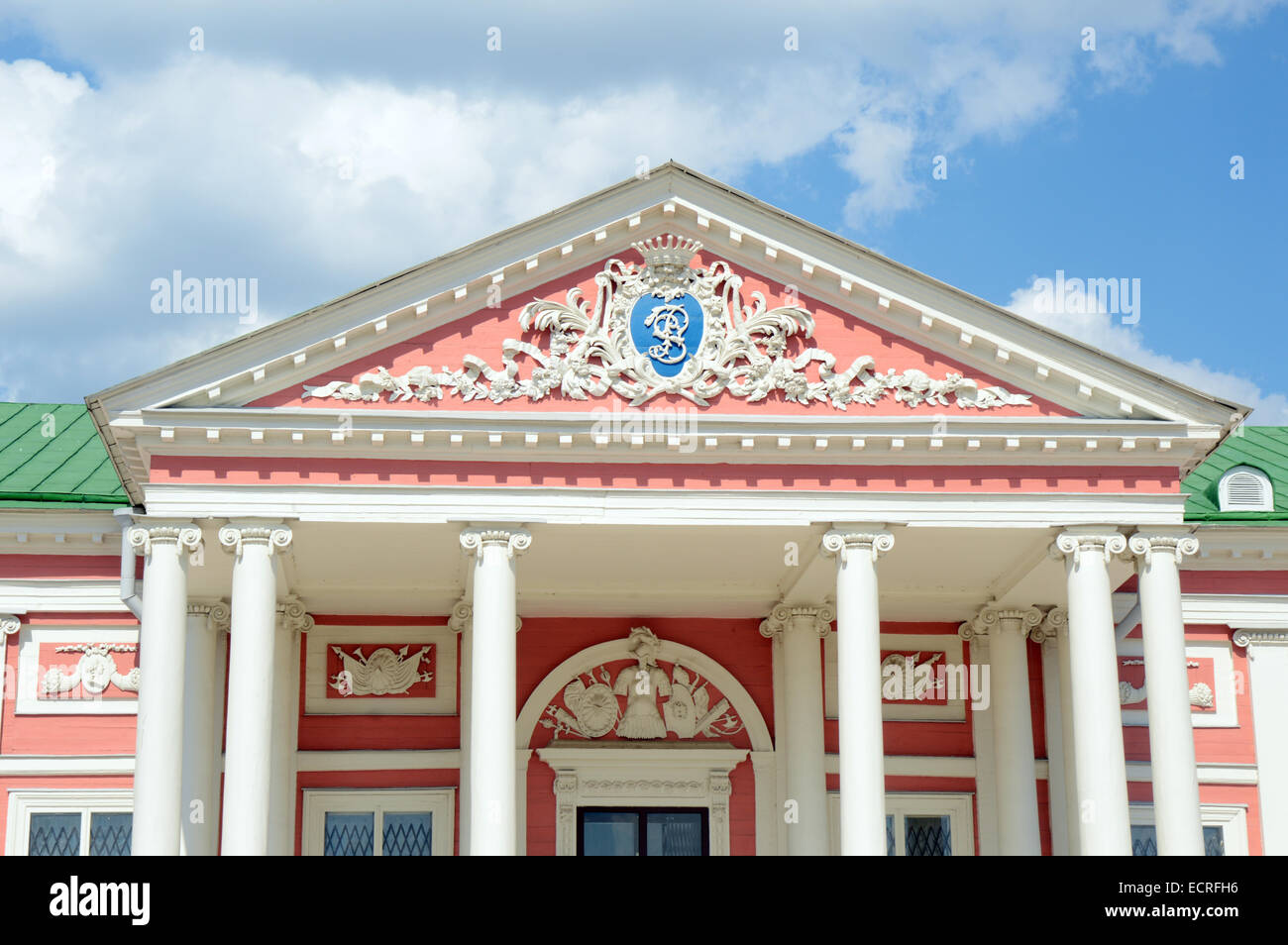 Symboles blason de Portico le Grand Palais La façade du bâtiment Kuskovo Moscou Russie Banque D'Images