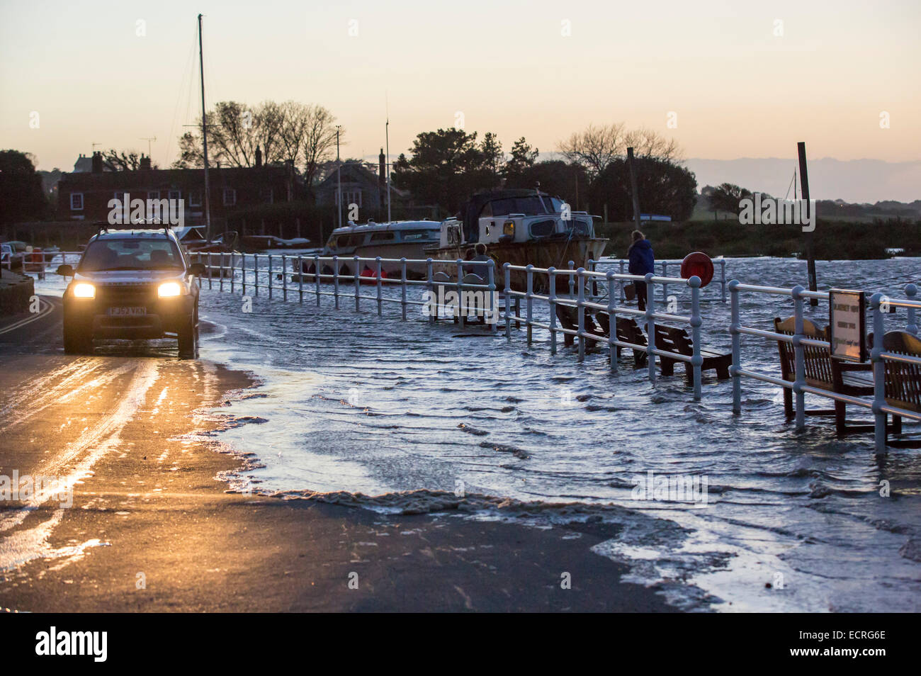 A marée haute, poussé par des coups de vent qui inondent le front de mer à Blakeney, Norfolk, Royaume-Uni. Banque D'Images
