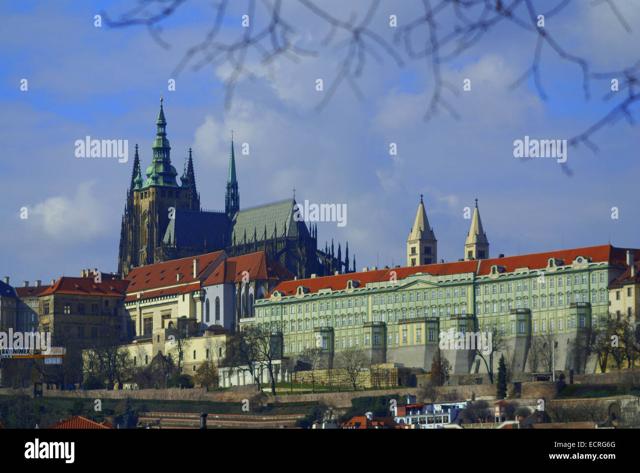 Prague est la capitale et la plus grande ville de la République tchèque. Particulièrement élégants bâtiments, toits, carrelage en terre cuite Banque D'Images