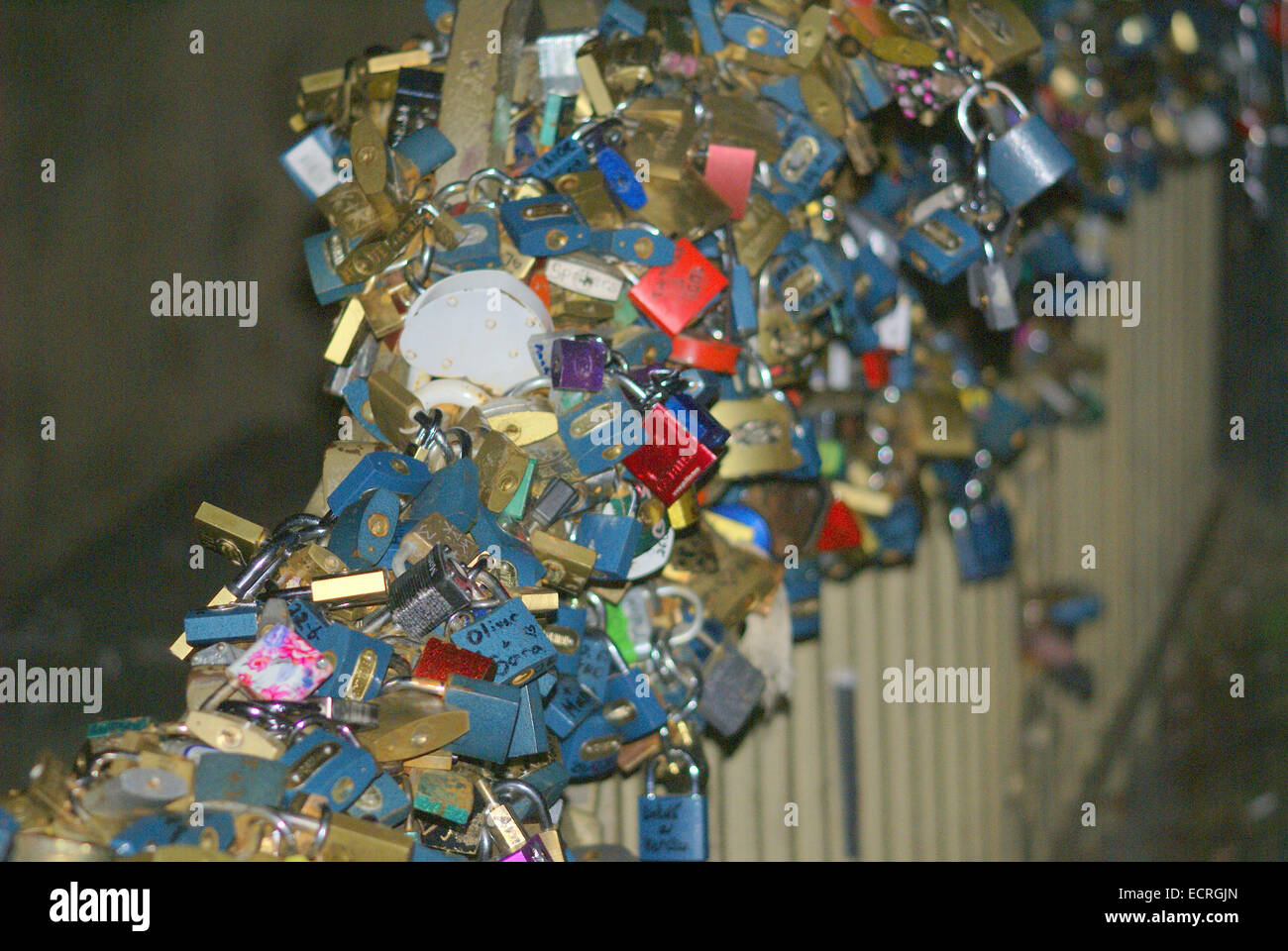 Suivre la mode des cadenas sur les meubles du Pont Charles, de la ville de Prague, République Tchèque Banque D'Images