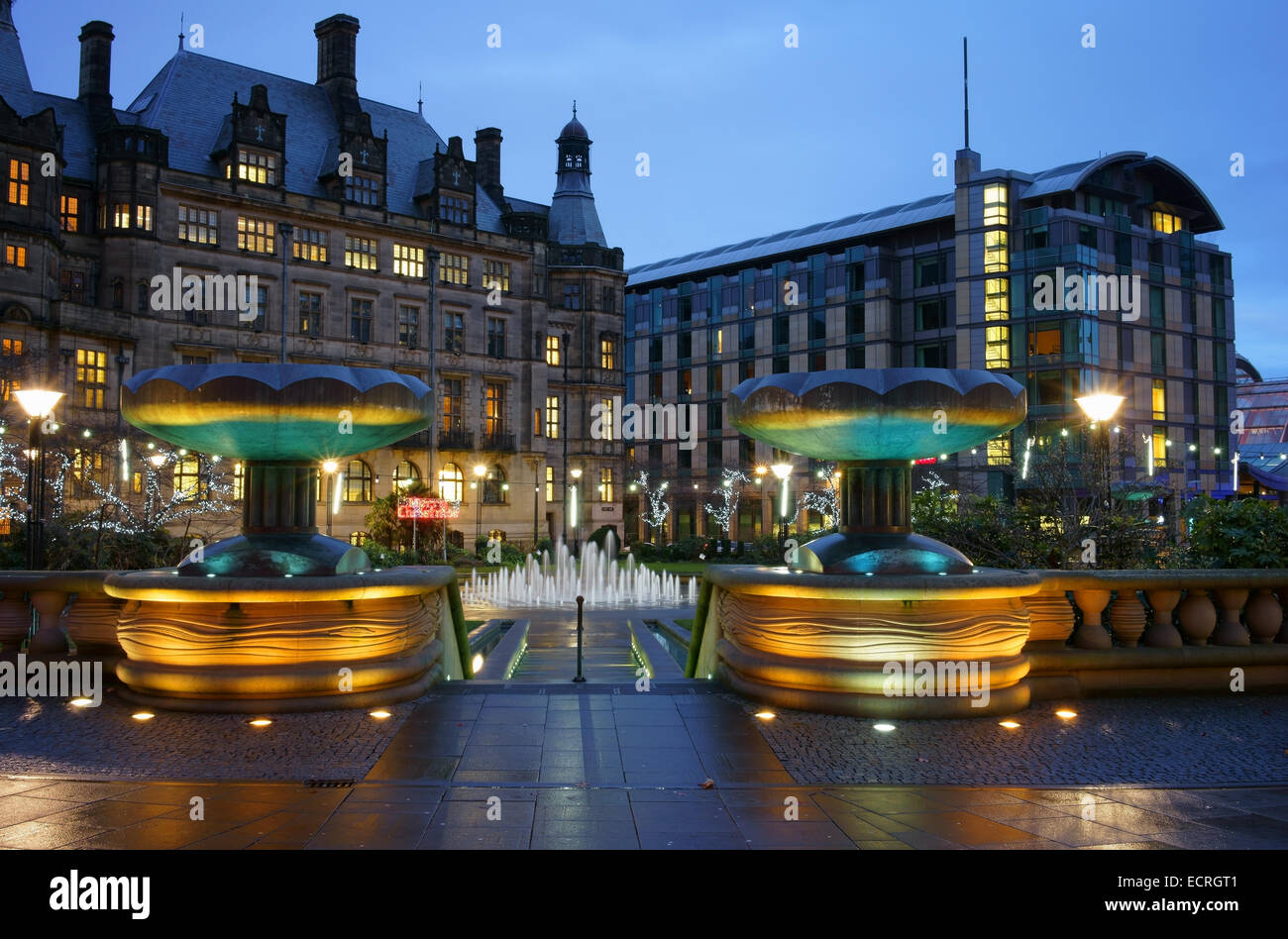 UK,South Yorkshire,Sheffield,hôtel de ville et des jardins de la paix dans la nuit Banque D'Images