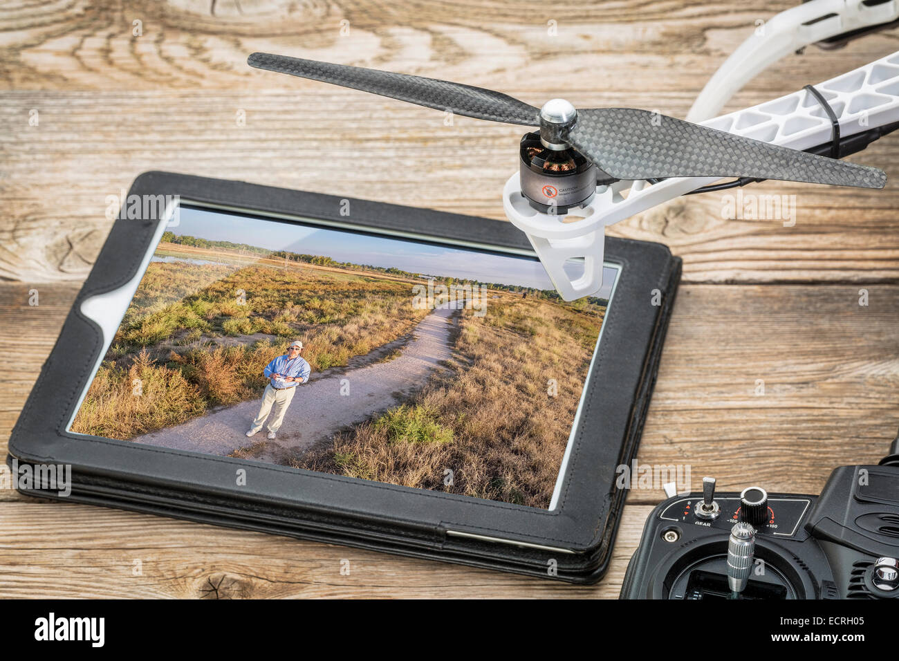 Concept de drone photographie aérienne Photo aérienne - examen de l'opérateur de drone (dans un champ) sur une tablette numérique Banque D'Images