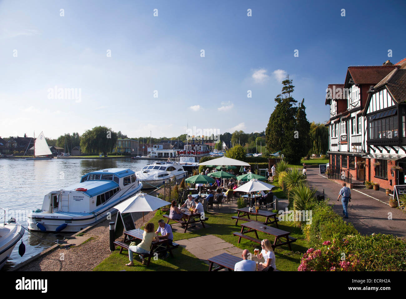 Par l'amarrage Swan Inn sur la rivière Bure à Horning, Norfolk Banque D'Images