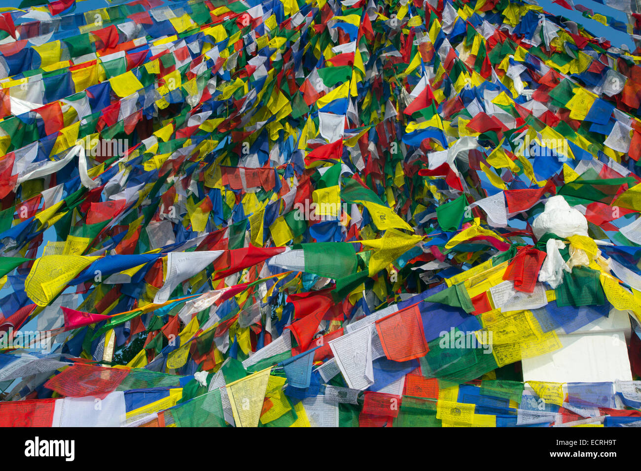 Les drapeaux de prières à Namo Bouddha culte sur le haut d'une colline à 1982 m centre de pèlerinage important Panauti Népal Banque D'Images