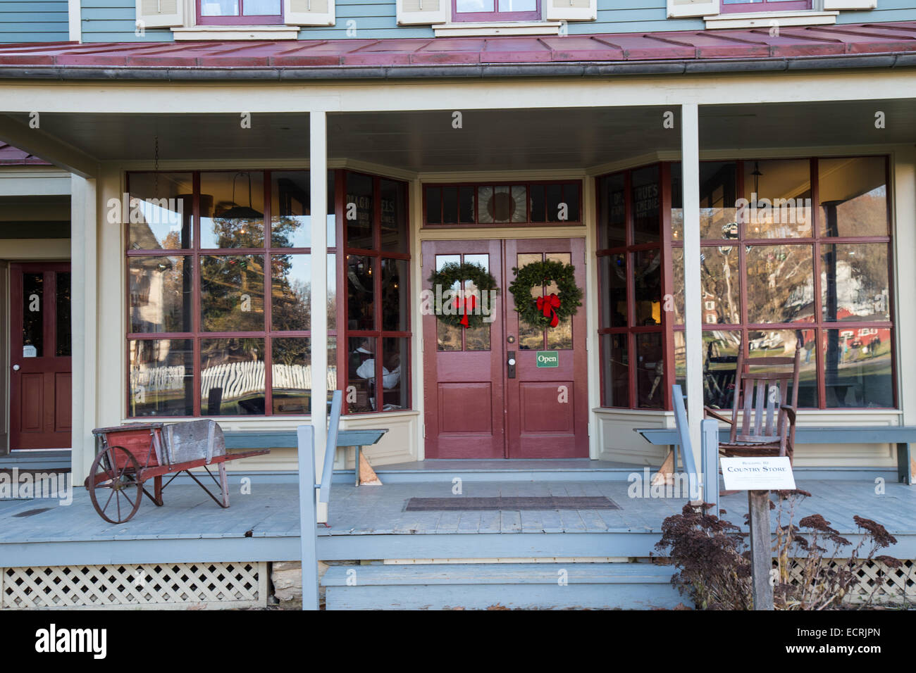 Country store/décoré avec des couronnes de Noël Banque D'Images