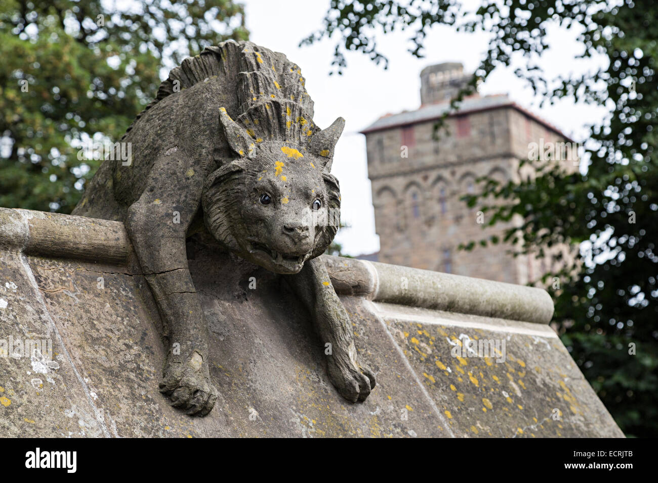 La figure sur le mur des animaux au château de Cardiff, Pays de Galles, Royaume-Uni Banque D'Images