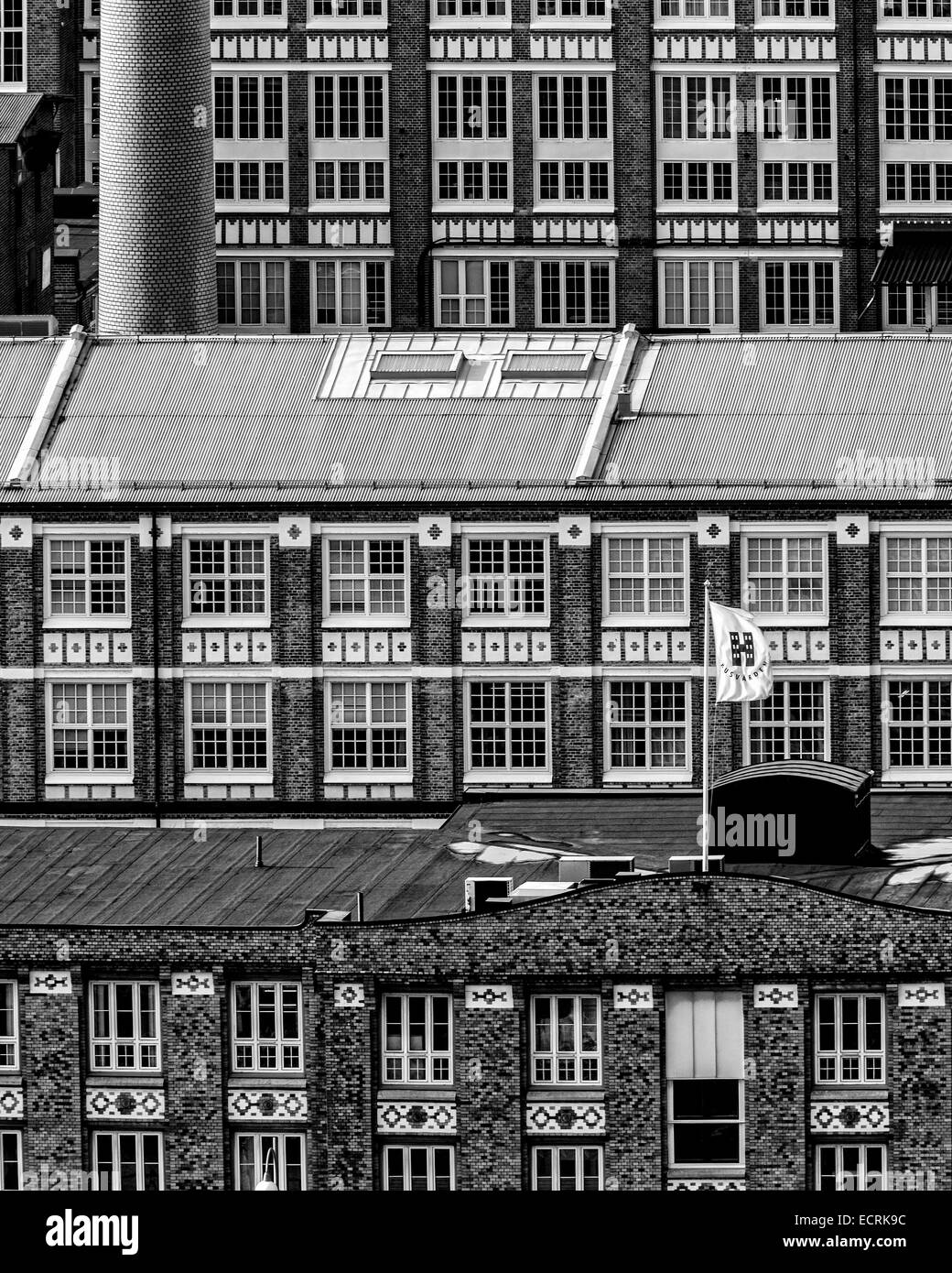 Usine de briques avec un drapeau blanc Banque D'Images