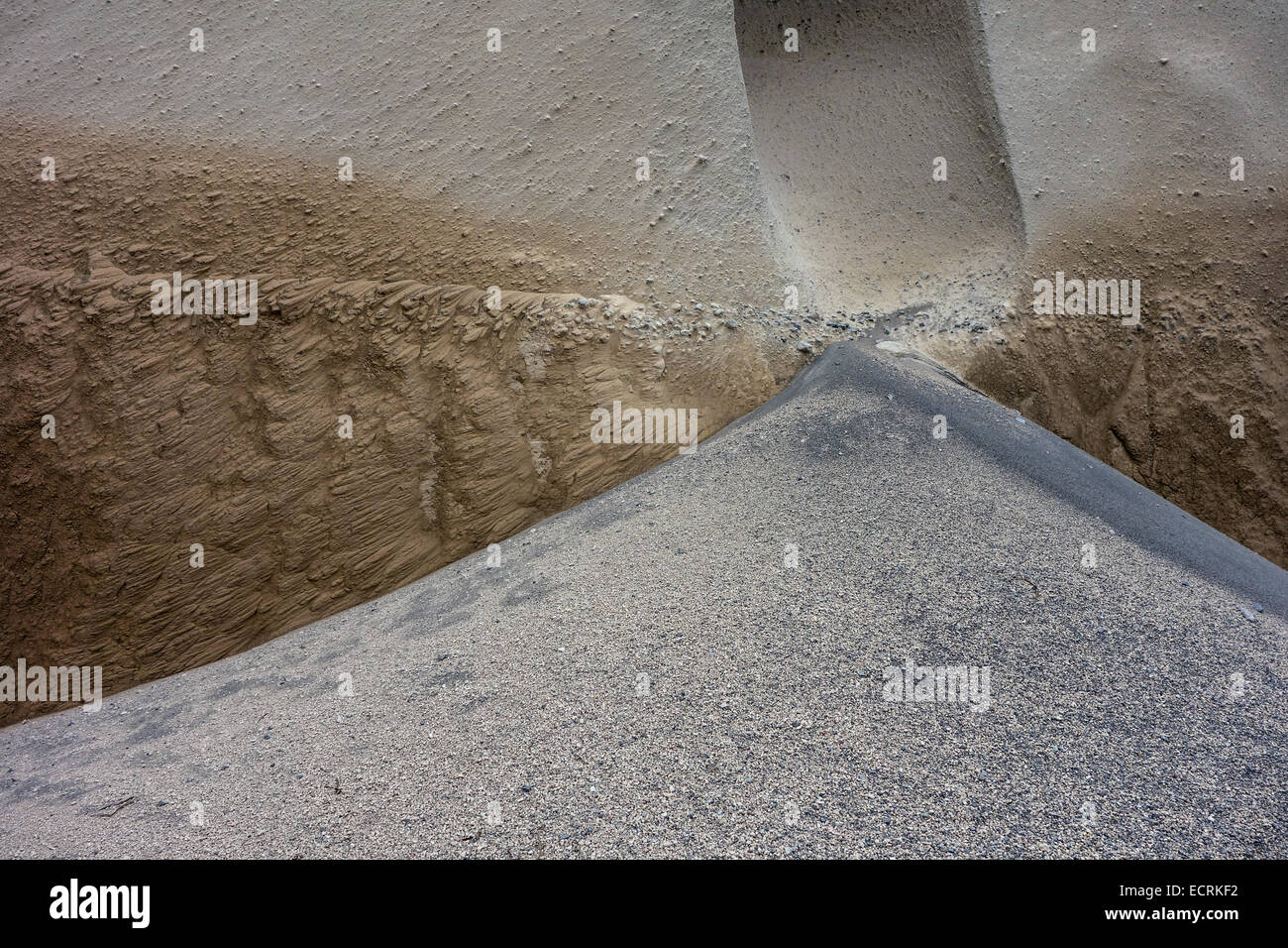 Falaises érodées de cendres volcaniques et les cônes de débris, Santorini, Grèce Banque D'Images