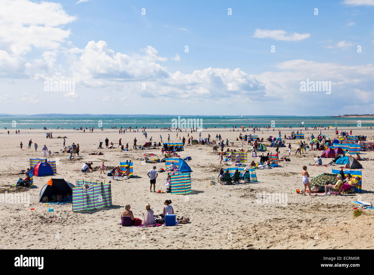 Les GENS À LA PLAGE, WEST WITTERING, Chichester, Sussex, Angleterre, Grande-Bretagne Banque D'Images