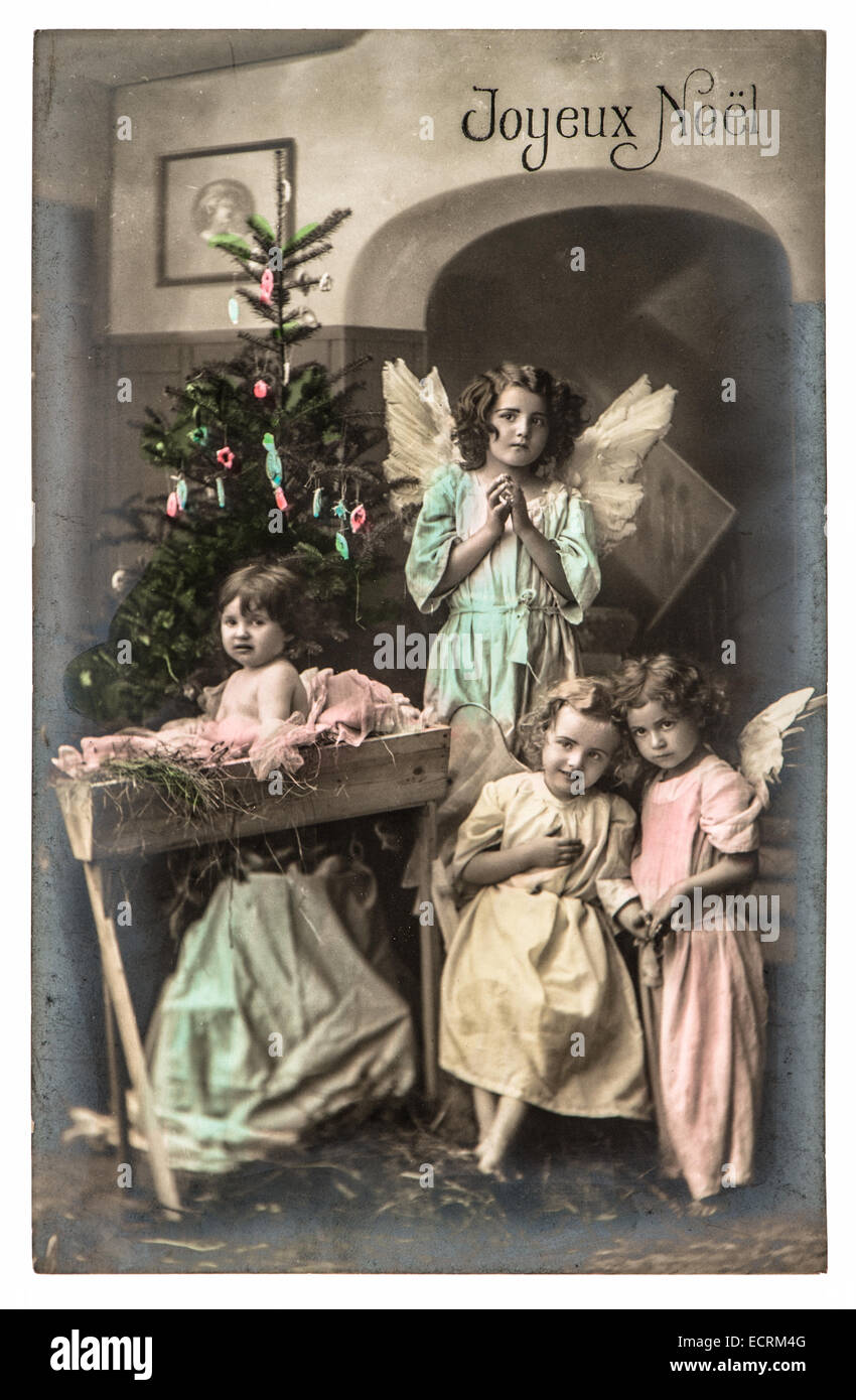 Les enfants avec de belles ailes d'anges blanche et l'arbre de Noël. vintage Photo avec grain de film original et flou Banque D'Images