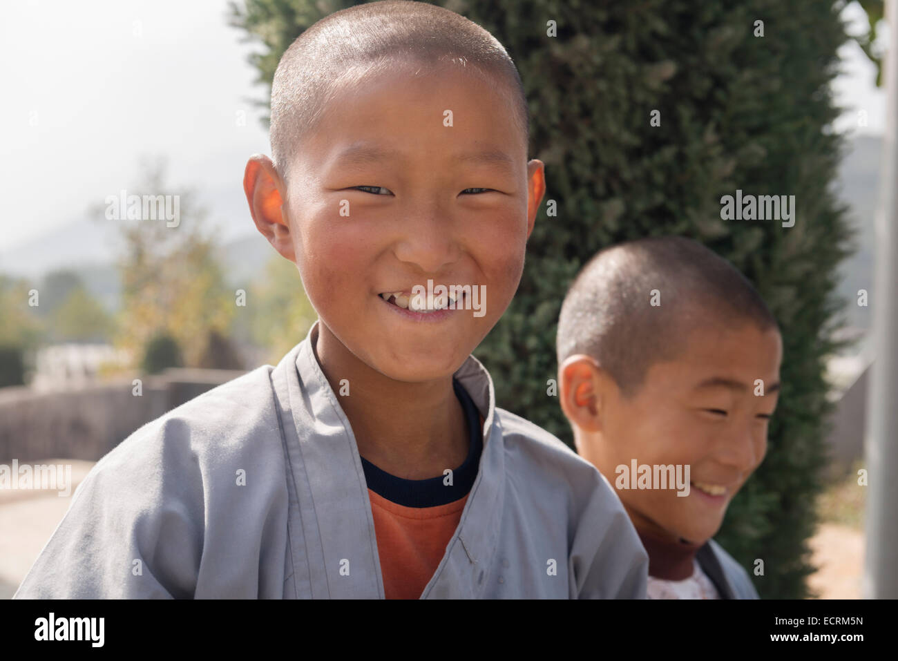 Licence disponible sur MaximImages.com - jeunes Shaiolin Kung Fu souriant dans une école de Dengfeng, Zhengzhou, Henan, Chine 2014 Banque D'Images
