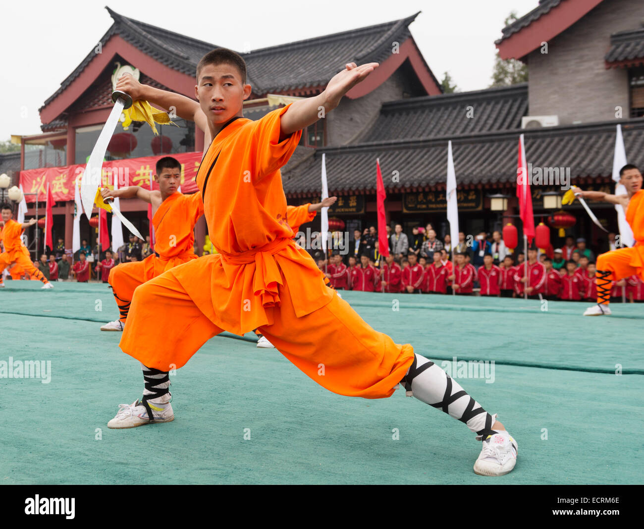 Licence disponible sur MaximImages.com - étudiant de Shaolin Kung Fu avec une épée large se présentant à la cérémonie d'ouverture de Zhengzhou International Wushu Banque D'Images