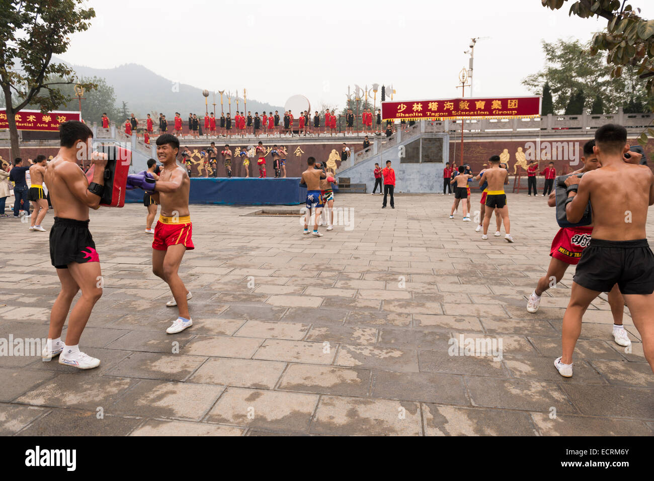 Licence disponible sur MaximImages.com - Etudiants de Tagou Education Group pratiquant la boxe chinoise Sanda devant l'école au ceremon d'ouverture Banque D'Images