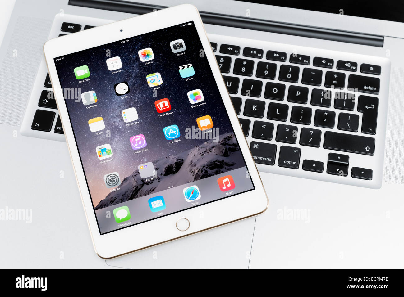 Tablette Apple iPad Mini 3 sur l'ordinateur portable MacBook Photo Stock -  Alamy