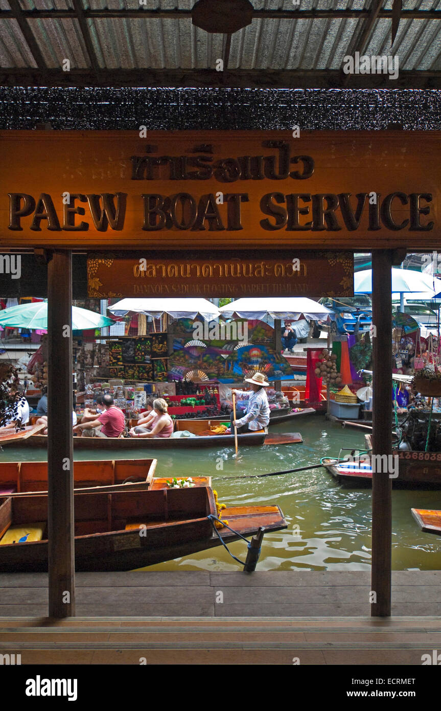 Vue verticale du marché flottant de Damnoen Saduak à Ratchaburi près de Bangkok. Banque D'Images