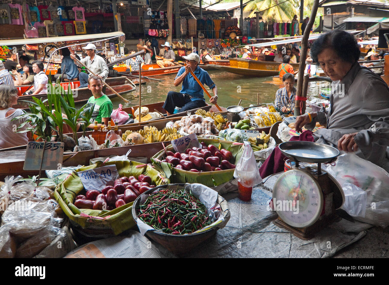 Vue horizontale à travers le marché flottant de Damnoen Saduak à Ratchaburi près de Bangkok. Banque D'Images