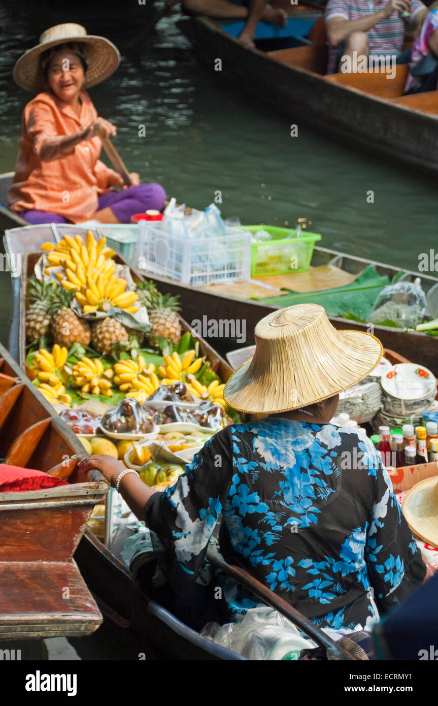 Vue verticale de la vente des produits de leurs chers bateaux en bois au marché flottant de Damnoen Saduak à Ratchaburi. Banque D'Images