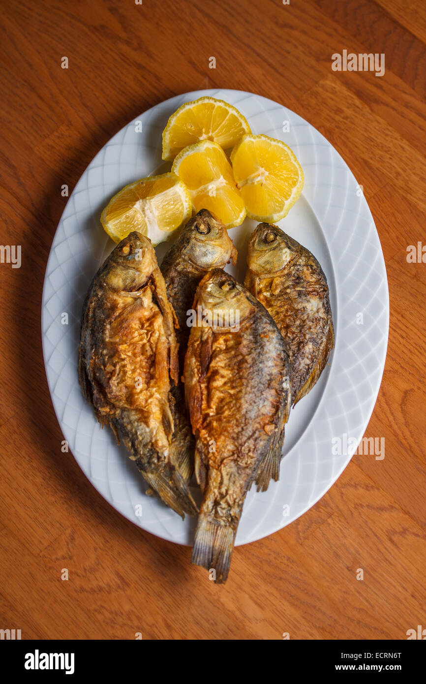 Un plat de nourriture traditionnelle grecque avec le vivaneau et citrons. Péloponnèse, Grèce Banque D'Images