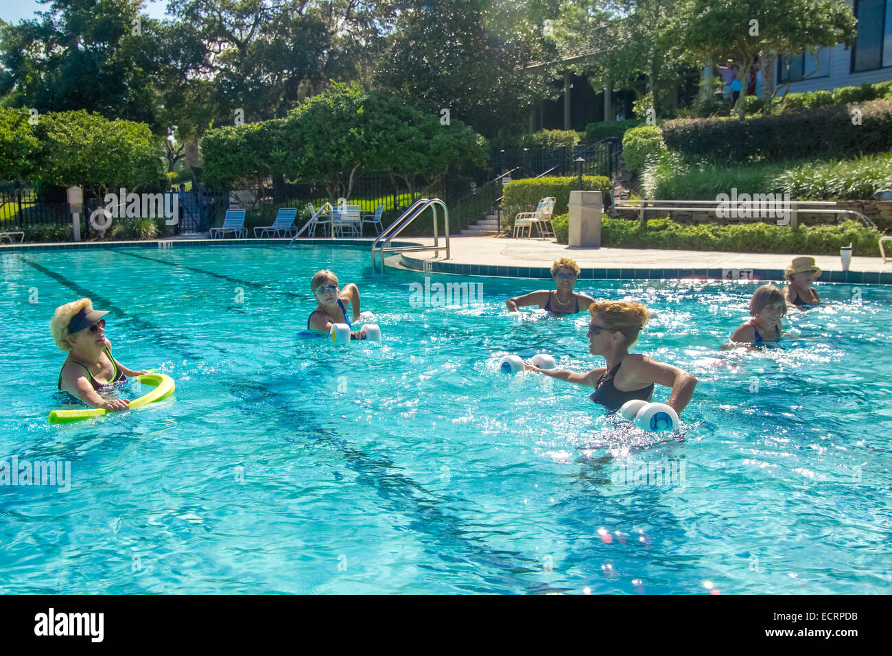 Les femmes de la haute classe d'aquagym Banque D'Images