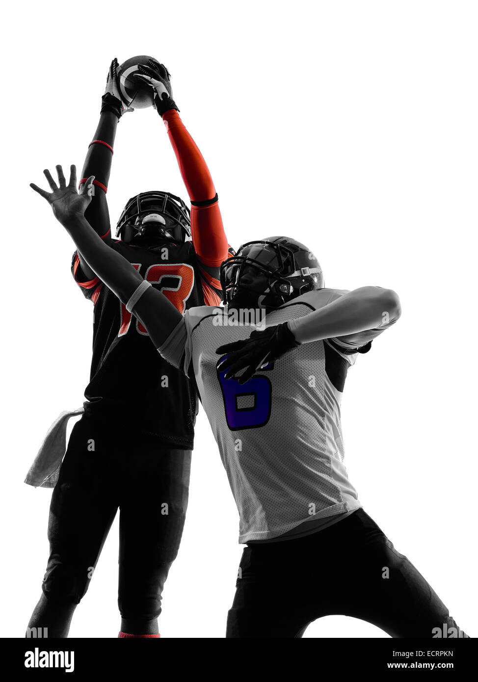 Deux joueurs de football américain d'action passe en silhouette ombre ...