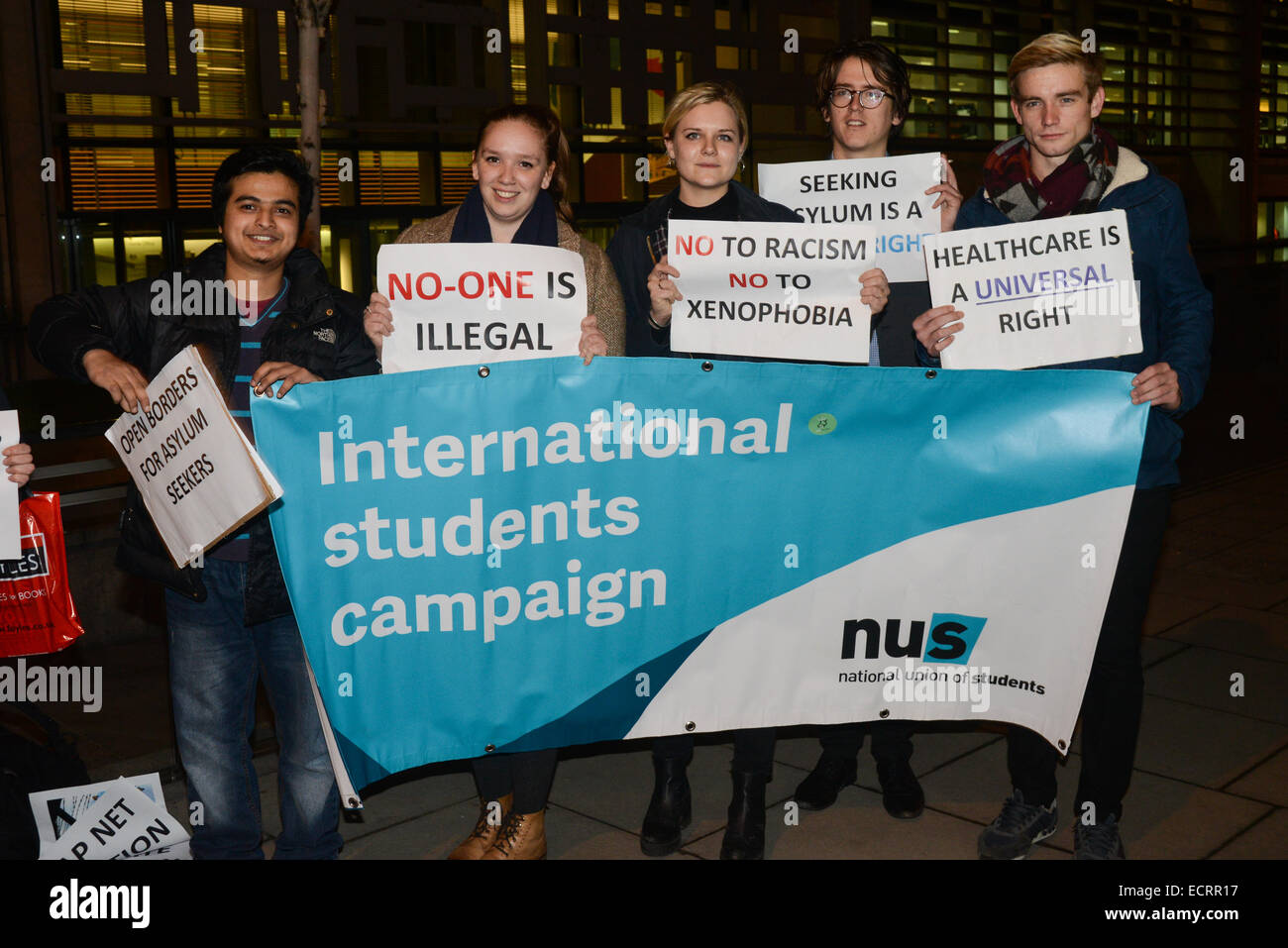 London,UK, 18 Décembre 2014 : un grand groupe de l'Union Nationale des Étudiants hôtes une protestation contre le Home Office sur la Journée internationale des migrants. Pas de frontières ! Et G4S'abuser les immigrants de tortures et d'humiliations et ils exigent la justice pour Jimmy Mubenga a été tue par G4S fonctionnaires de sécurité au centre de détention à l'extérieur Home Office à Londres. Credit : Voir Li/Alamy Live News Banque D'Images