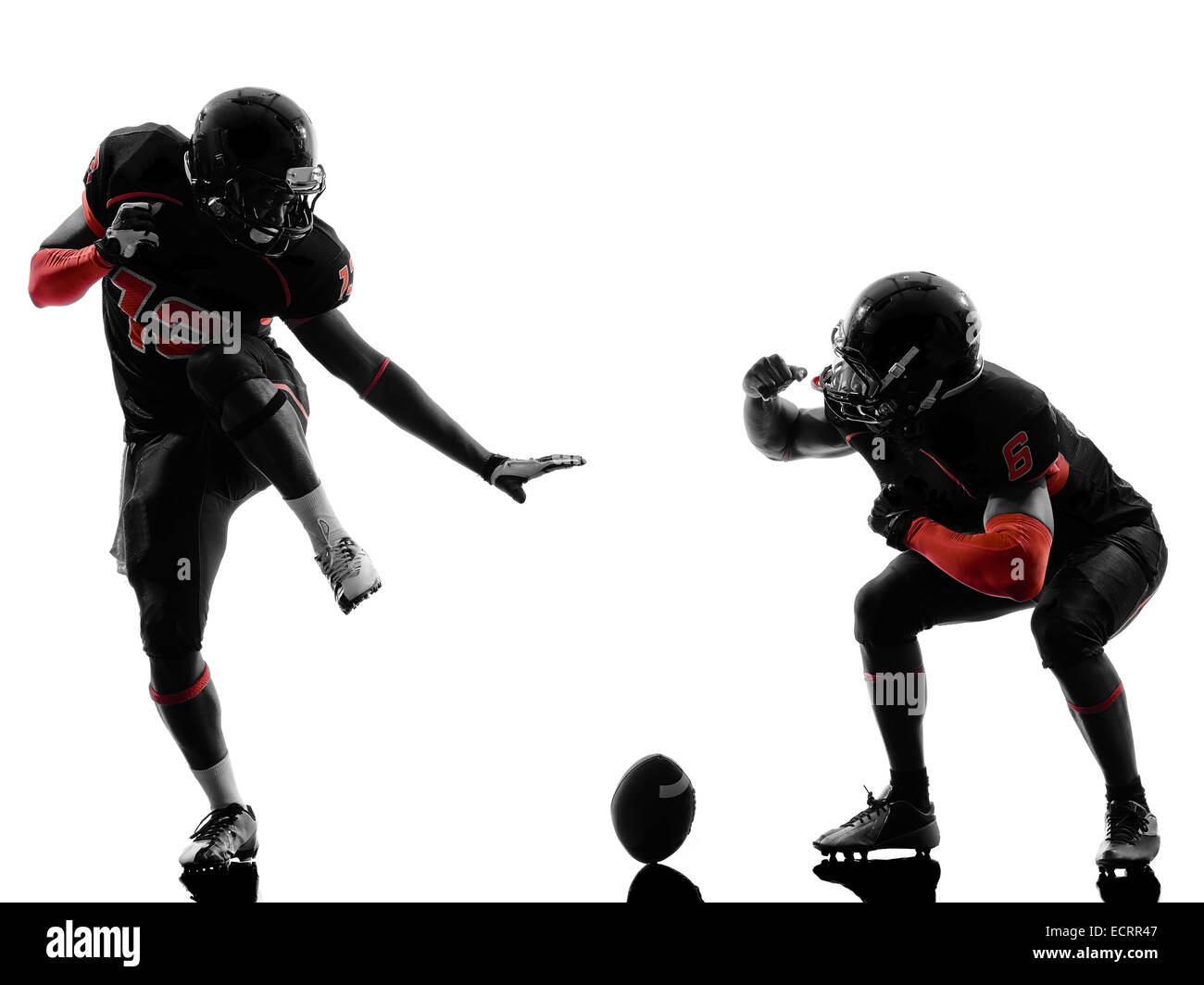 Deux joueurs de football américain en célébration de toucher l'ombre silhouette sur fond blanc Banque D'Images