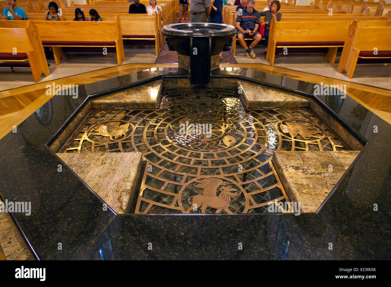 Fontaine d'intérieur de la basilique cathédrale de Saint François d'assise - Santa Fe, NOUVEAU MEXIQUE Banque D'Images