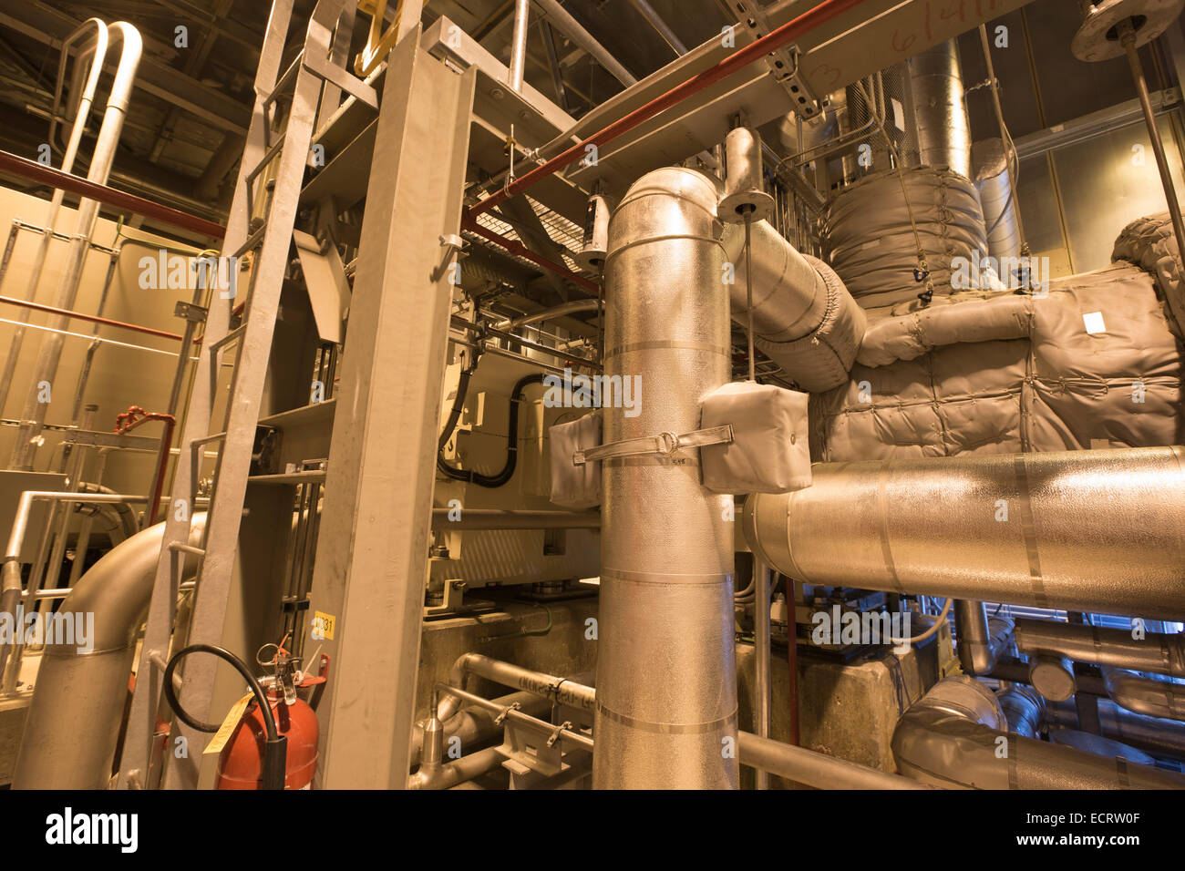 La turbine à vapeur à l'usine de Ivanpah, le monde;s plus grande centrale solaire thermique, en Californie, USA. Banque D'Images