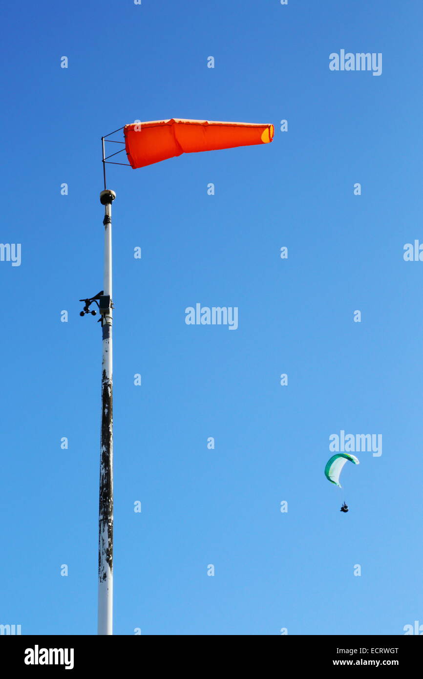Une manche en face d'un ciel bleu clair pour les parapentes et deltaplanes sur Bald Hill, New South Wales, Australie. Banque D'Images