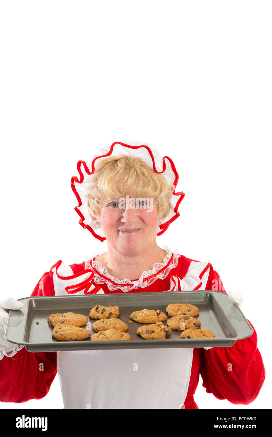 A smiling Mrs Santa nous tend un plateau de cookies frais du four Banque D'Images