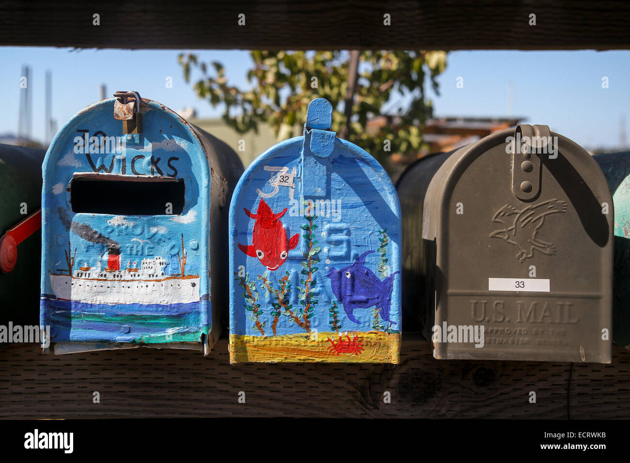 Boîtes aux lettres colorées pour les habitants de la Galilée Harbour houseboats, Sausalito, Californie, États-Unis Banque D'Images