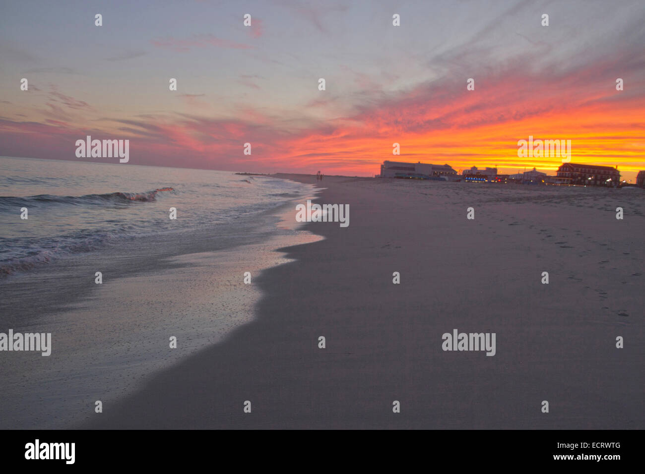 Vue panoramique sur la pittoresque plage de cintrage et de l'océan côte de Cape May, New Jersey au coucher du soleil Banque D'Images