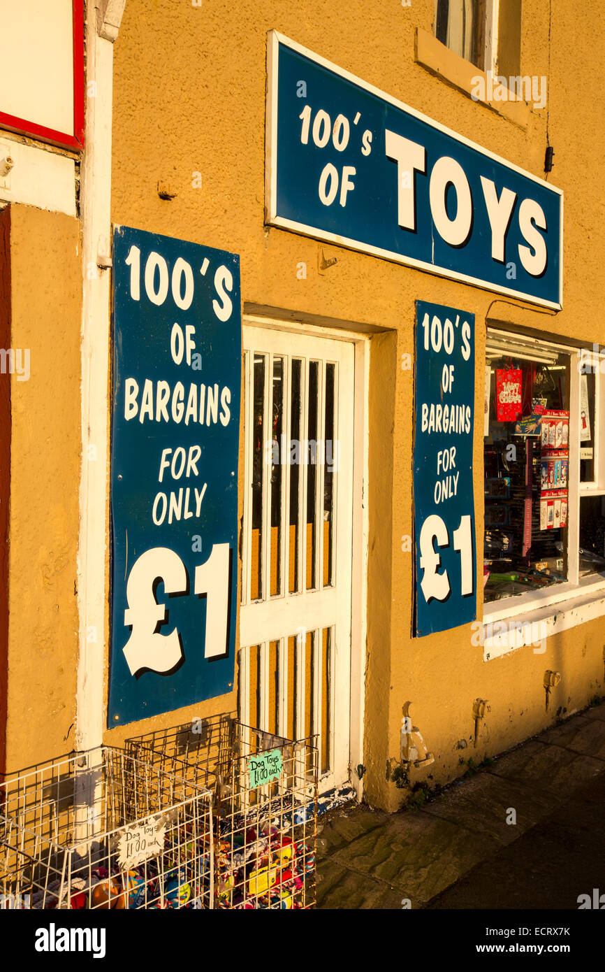 Un magasin de jouets au coucher du soleil à Largs, Northumberland, Angleterre. Banque D'Images