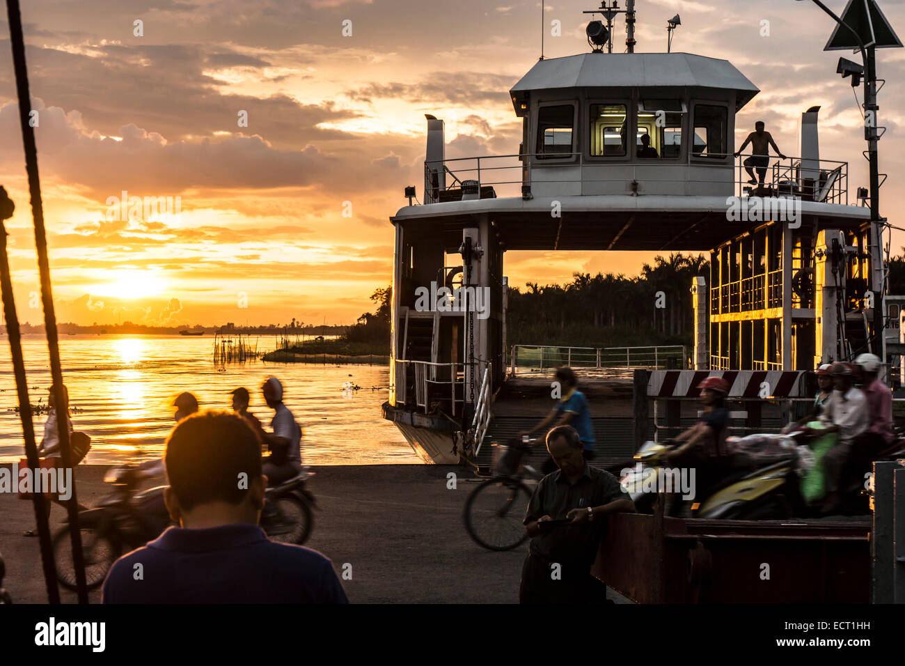 Vietnam Dong Thap Cao Lanh à ferry pier at sunset Banque D'Images