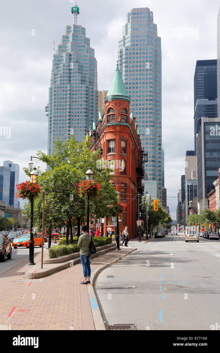 Skyscraper et Flatiron Building sur la rue Front, à Toronto, Ontario, Canada Province Banque D'Images