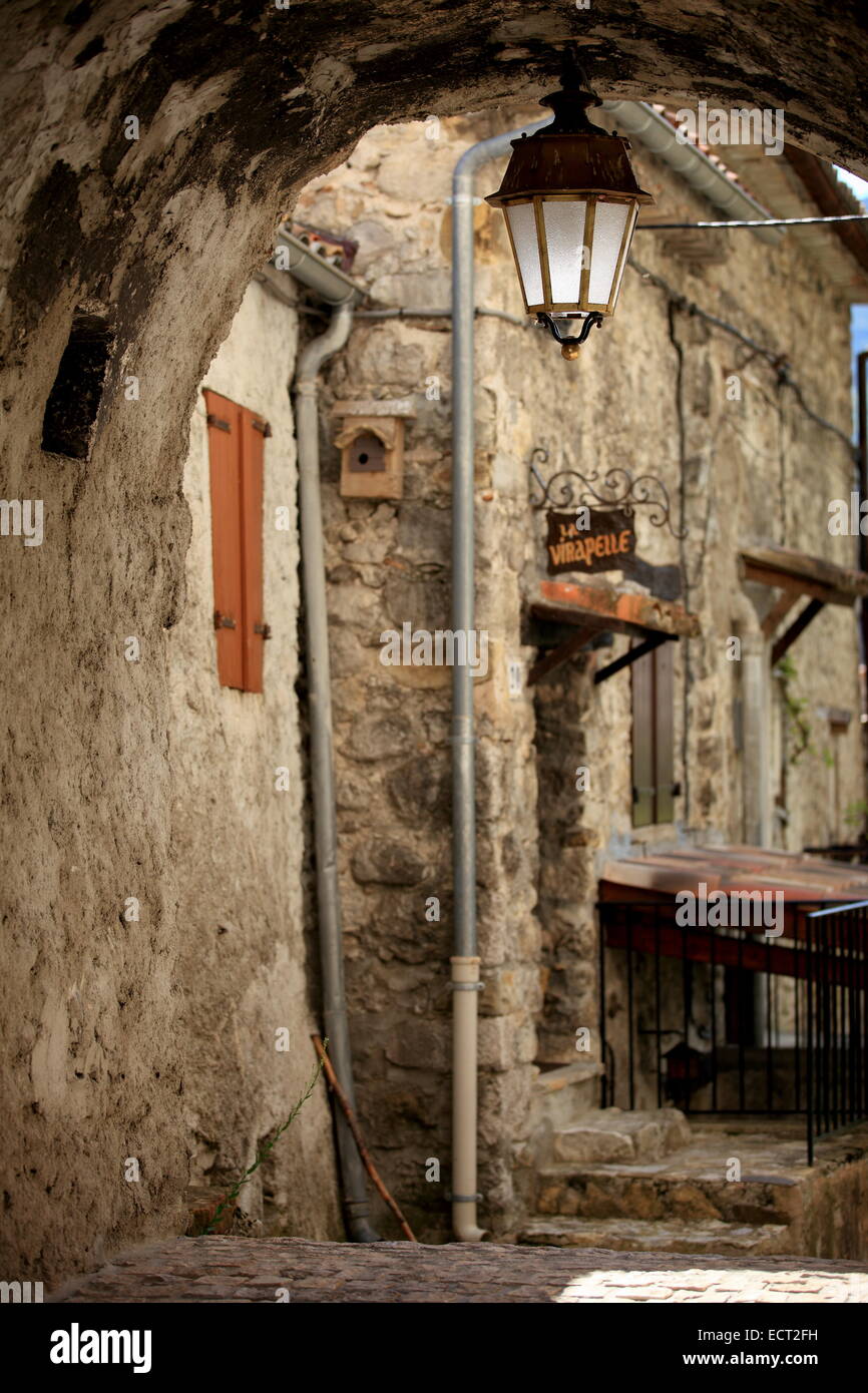 Le village de gars dans l'arrière pays des Alpes-maritimes. Prealpes d'Azur parc régional. Banque D'Images